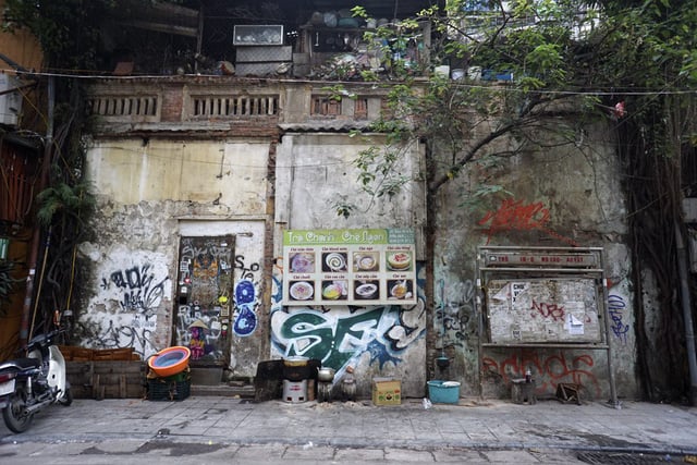 Một mảng tường cũ kĩ sơn vẽ nguệch ngoạc trên phố trà chanh chém gió Đào Duy Từ.