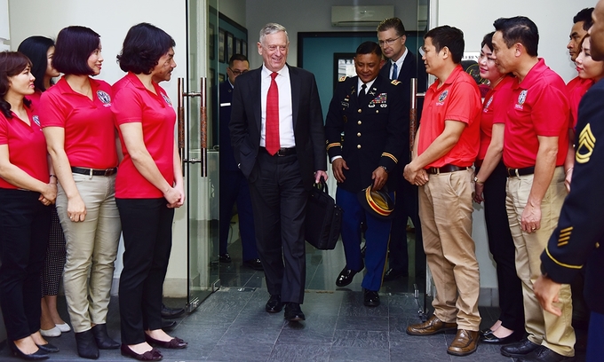 Hình ảnh đầu tiên của Bộ trưởng Quốc phòng Mỹ tại Việt Nam