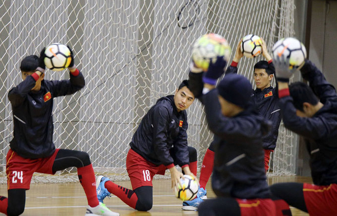 U23 Việt Nam tập ở sân trong nhà vì tuyết rơi dày đặc - ảnh thể thao