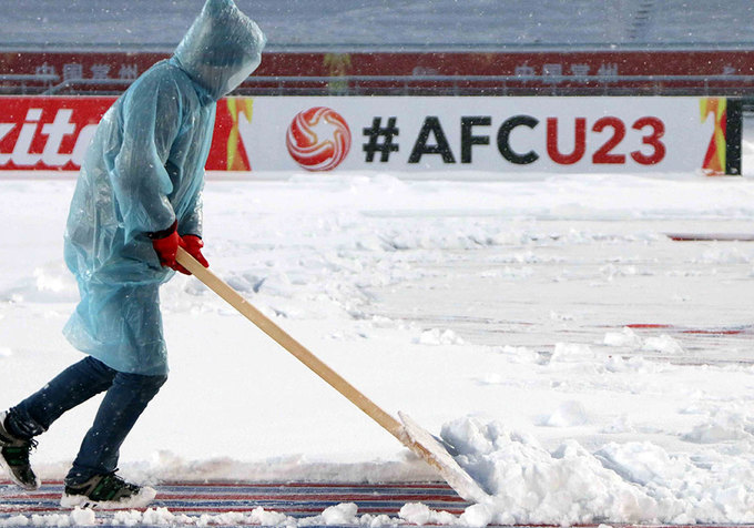 U23 Việt Nam tập ở sân trong nhà vì tuyết rơi dày đặc - ảnh thể thao