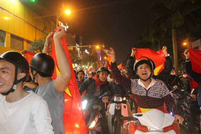   Dòng người hâm mộ vẫn hô vang tên các cầu thủ Việt Nam trên đường phố.  