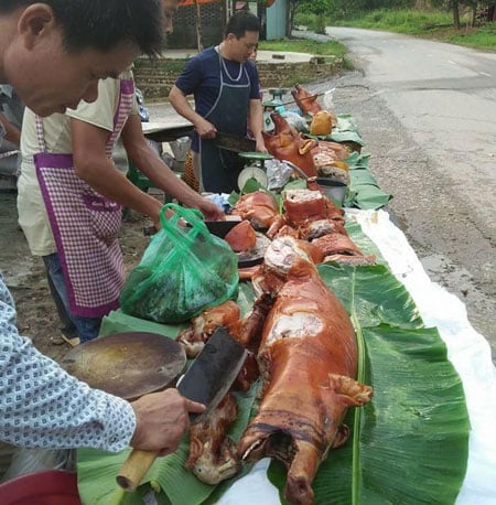 Tại thôn Bến (xã Cấm Sơn, Bắc Giang), người dân đã gác mọi công việc từ khoảng 10 giờ sáng nay, để ăn uống, nghỉ ngơi, chuẩn bị sức cổ vũ trận bóng lịch sử.