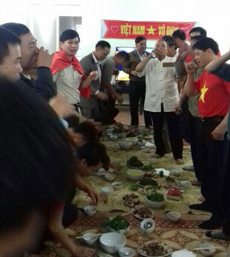 Tại xã Cẩm Phong (Cẩm Thuỷ, Thanh Hoá), người dân đã bắt đầu ngồi lại với nhau ăn uống, chờ xem trận đấu. Hơn 20 hộ dân trong thôn Đá Giỗ mổ lợn ăn mừng. Một nhà hàng trong xã làm 300 mâm cơm, mời người dân ăn sau trận bóng.