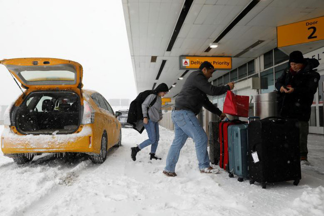 Gần 5.000 chuyến bay đã bị hủy sau khi “bom bão tuyết” đổ bộ. Trong ảnh: Sân bay LaGuardia chìm trong màu trắng của tuyết. (Ảnh: Reuters)