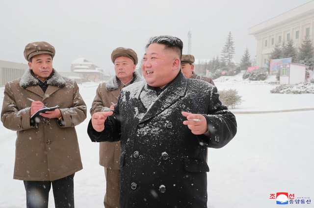   Những hình ảnh do truyền thông nhà nước Triều Tiên công bố cho thấy ông Kim Jong-un và các quan chức Triều Tiên đứng giữa trời tuyết rơi tại Samjiyon.  