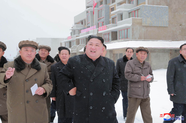   Trong chuyến đi tới Samjiyon, nhà lãnh đạo Kim Jong-un cũng thị sát một công trường xây dựng và chỉ đạo sớm hoàn tất công trình này trước tháng 10/2020 nhân kỷ niệm 75 năm thành lập đảng Lao động Triều Tiên.  