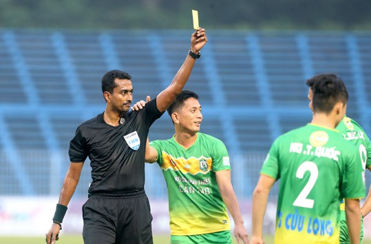 Trọng tài người Malaysia điều khiển trận đấu