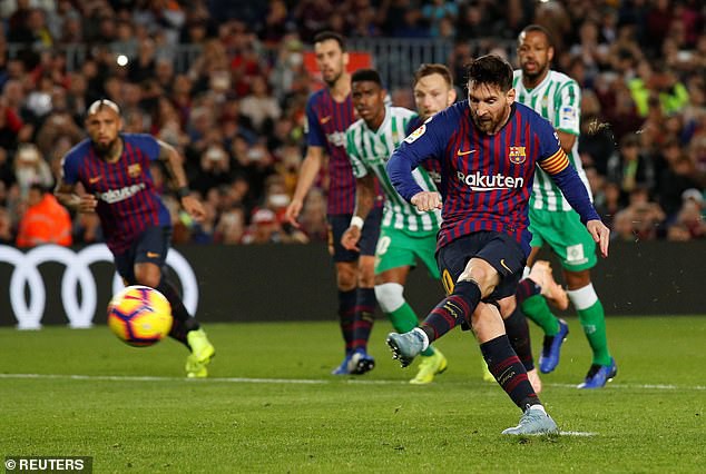   Messi rút ngắn tỷ số xuống 1-2 sau quả phạt đền đầu hiệp 2  