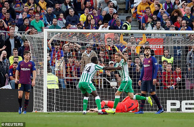   Hàng thủ Barca bất lực trong việc ngăn cản Joaquin nâng tỷ số lên 2-0  