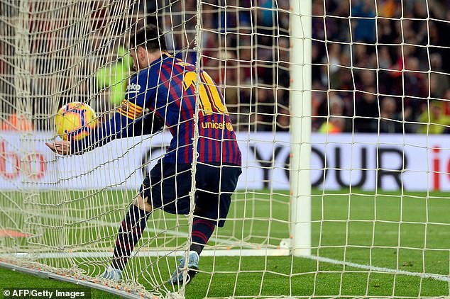   Cú đúp của Messi không thể giúp Barca tránh được thất bại  