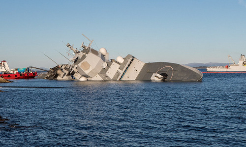 Chiếc Helge Ingstand chìm một phần dưới nước hôm 10/11. Ảnh: Hải quân Na Uy.