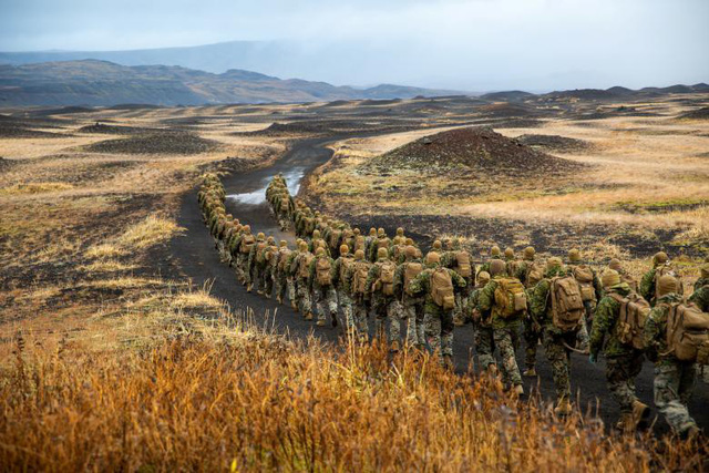 Thủy quân lục chiến Mỹ hành quân tại Iceland.