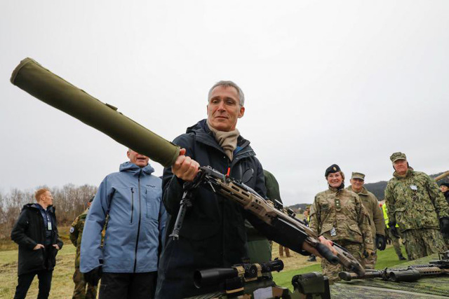 Tổng Thư ký NATO Jens Stoltenberg xem xét một vũ khí khi đến thị sát cuộc tập trận ở Trondheim, Na Uy.