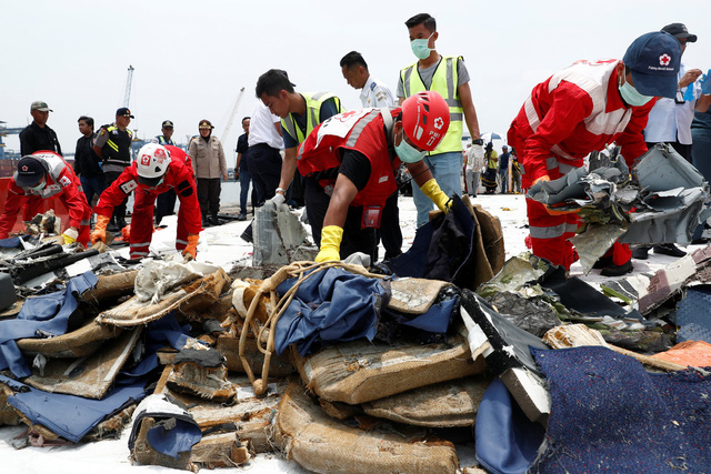   Các nhân viên cứu hộ kiểm tra các vật dụng được vớt lên cảng Tanjung Priok ở Jakarta.  