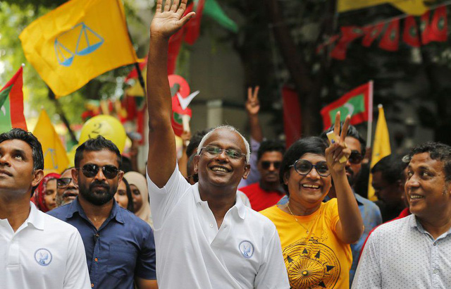   Tân Tổng thống Maldives Ibrahim Mohamed Solih (giữa) (Ảnh: Daily News)  