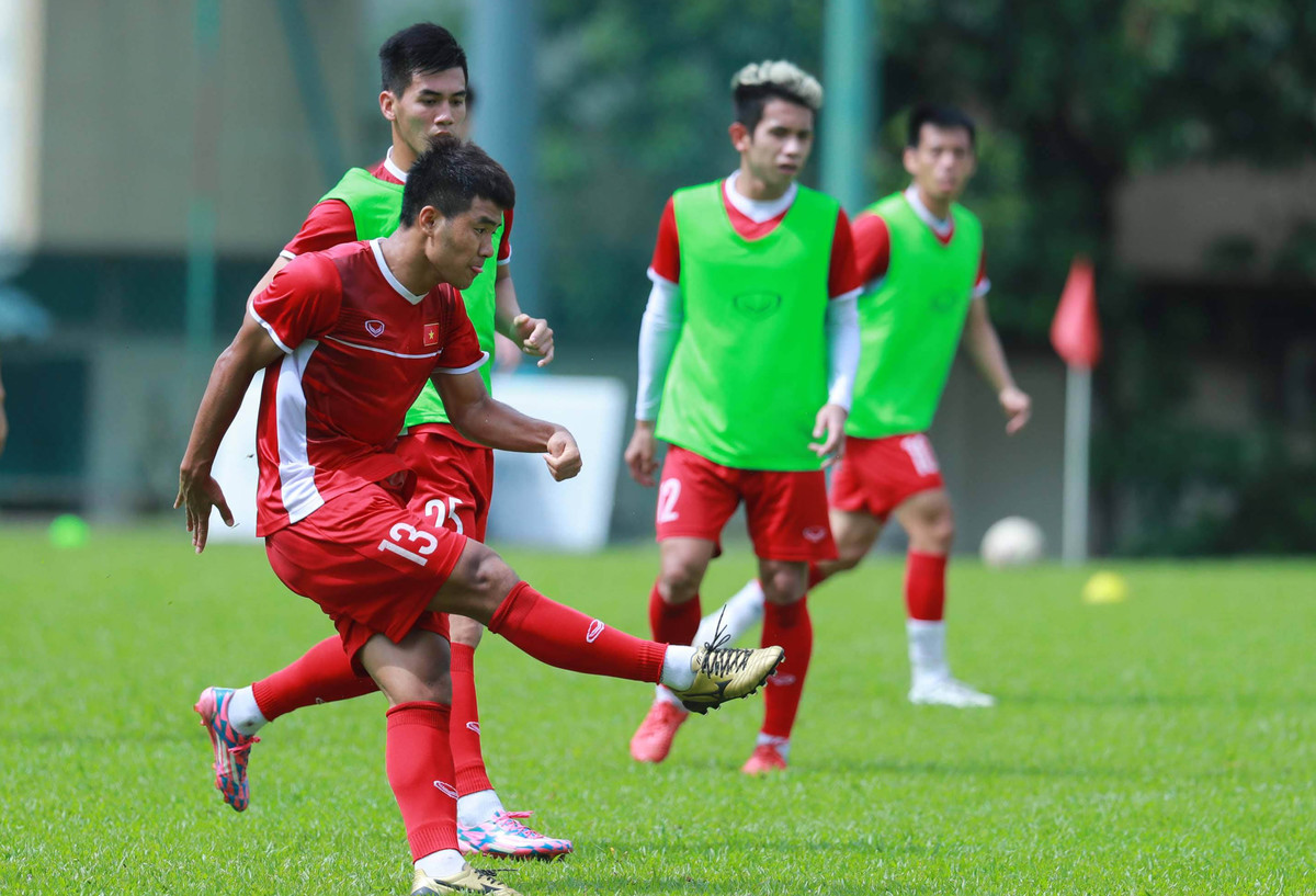 Đức Chinh luyện dứt điểm sau trận hòa Malaysia