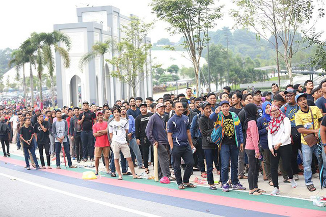   Dòng người đông đúc xếp hàng chờ mua vé theo dõi trận chung kết AFF Cup tại Bukit Jalil  