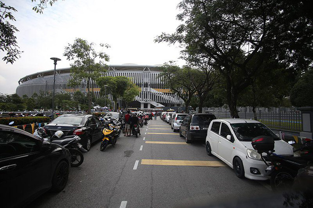   Con đường vào nơi xếp hàng mua vé ở Bukit Jalil khá thông thoáng  
