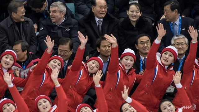 Các quan chức cấp cao của Triều Tiên và Hàn Quốc đã ngồi cạnh nhau khi theo dõi trận thi đấu giữa đội liên hiệp Hàn - Triều và Thụy Sĩ, trong đó có Tổng thống Hàn Quốc Moon Jae-in (ngoài cùng bên trái hàng trên cùng) và bà Kim Yo-jong, em gái nhà lãnh đạo Kim Jong-un, (thứ hai từ phải sang hàng trên cùng). (Ảnh: AFP)