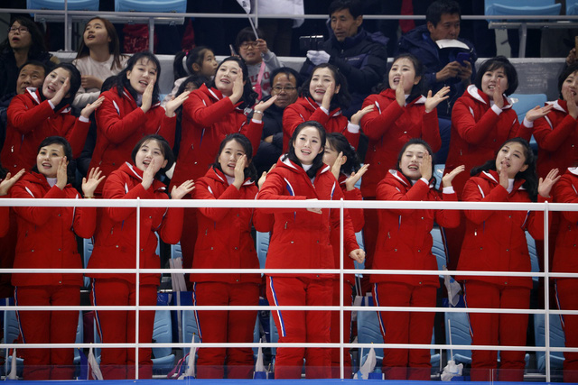 Sự xuất hiện của những cô gái Triều Tiên xinh đẹp đã “nhuộm đỏ” một góc nhà thi đấu. Họ mặc trang phục giống nhau và trình diễn nhiều động tác cổ vũ đẹp mắt. (Ảnh: Reuters)