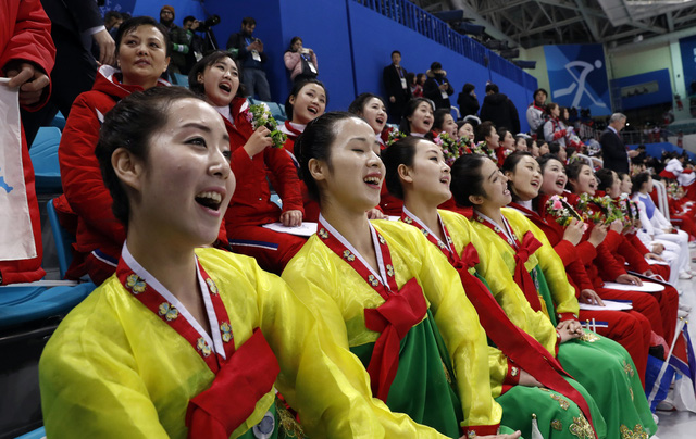 “Cố lên, các vận động viên” là câu khẩu hiệu của đội cổ vũ Triều Tiên. Càng về cuối trận đấu, tinh thần cổ vũ càng tăng lên. (Ảnh: Reuters)