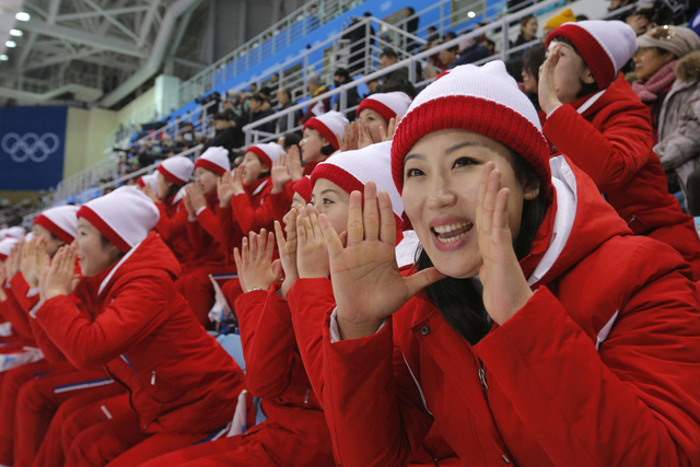 Các cô gái Triều Tiên cho thấy sự đồng đều và ăn ý khi cổ vũ theo đội hình. Họ cũng trình diễn các ca khúc truyền thống của Triều Tiên. (Ảnh: Reuters)