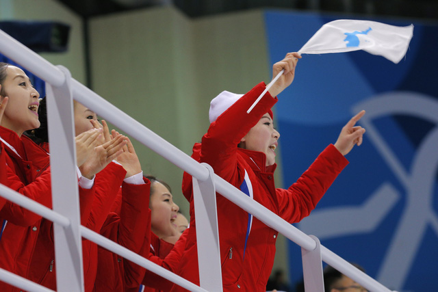 Triều Tiên đã cử đội cổ vũ gồm 230 cô gái tới Thế vận hội mùa Đông tại Hàn Quốc năm nay. Họ đều là những cô gái trẻ ngoài đôi mươi và được tuyển chọn kỹ càng tại Triều Tiên. (Ảnh: Reuters)