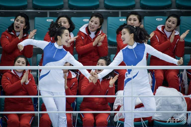Ngay từ khi đặt chân tới Hàn Quốc, “binh đoàn sắc đẹp” Triều Tiên đã trở thành tâm điểm chú ý của công chúng, đặc biệt là người dân Hàn Quốc. (Ảnh: AFP)
