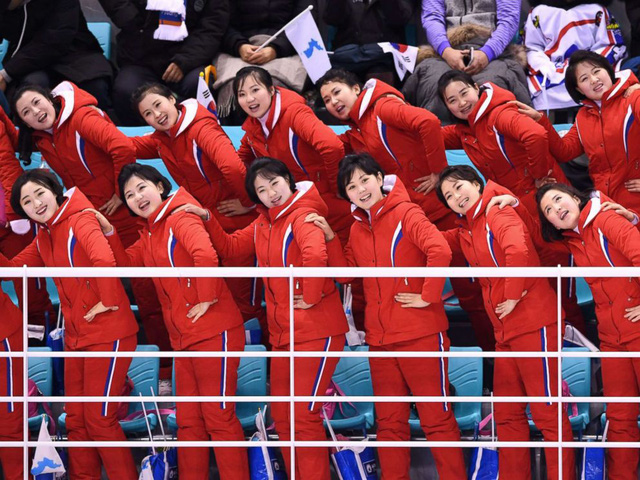 Mặc dù đội tuyển khúc côn cầu Hàn - Triều thất bại trước đội tuyển Thụy Sĩ trong trận đấu ra quân với tỷ số cách biệt 0-8, song sự xuất hiện của các quan chức cấp cao của hai nước và tinh thần cổ vũ của các cô gái Triều Tiên đã để lại nhiều dấu ấn tốt đẹp. (Ảnh: AFP)