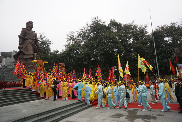 Từ sáng sớm, người dân quận Đống Đa đã làm lễ rước kiệu vua Quang Trung và kiệu hoàng hậu Ngọc Hân