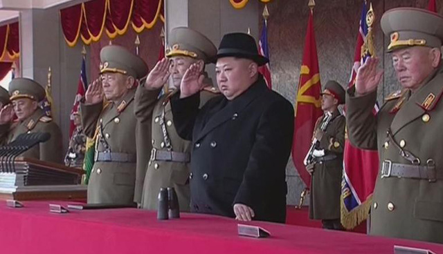   Ông Kim Jong-un và các tướng lĩnh theo dõi lễ duyệt binh (Ảnh: KCTV)  