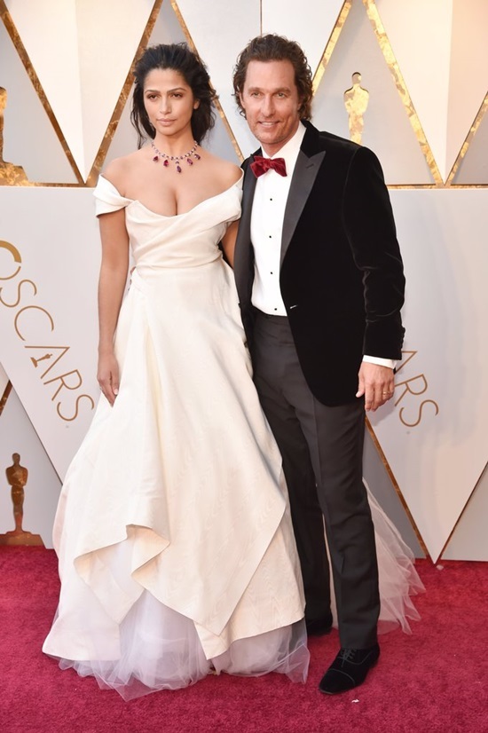 Những bộ đầm khoét ngực táo bạo ở Oscar 2018