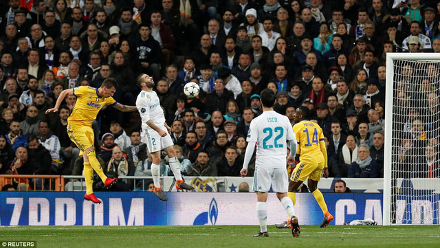   Mandzukic đánh đầu mở tỷ số cho Juventus ngay ở phút thứ 2  