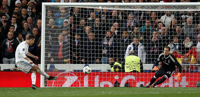   C.Ronaldo thực hiện thành công quả phạt đền, ấn định kết quả 1-3 chung cuộc của trận đấu  