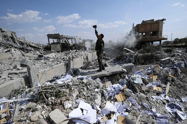   Truyền hình Syria ngày 14/4 đã chiếu hình ảnh cho thấy Trung tâm Barzah đổ sập thành một đống gạch vụn. (Ảnh: AP)  