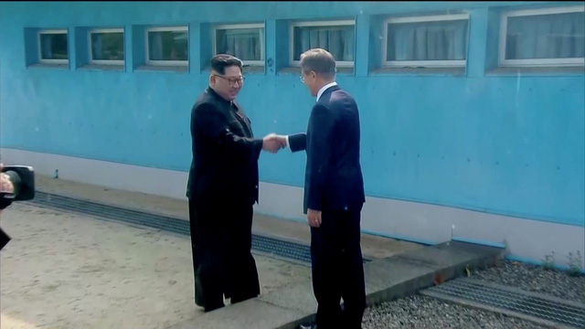Nhà lãnh đạo Kim Jong-un bắt tay Tổng thống Moon Jae-in tại đường ranh giới quân sự ở làng đình chiến Panmunjom.