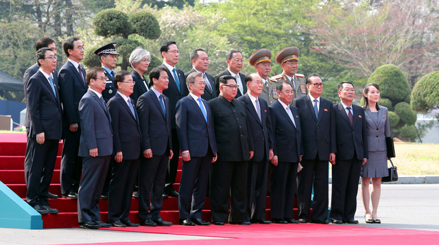 Tổng thống Moon, nhà lãnh đạo Kim cùng các quan chức cấp cao hai nước chụp ảnh lưu niệm.