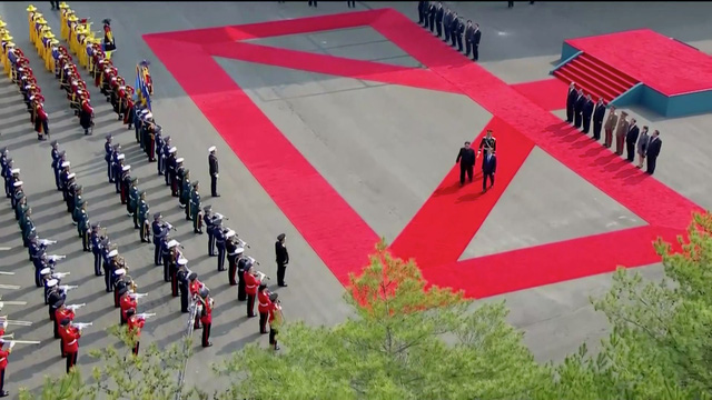 Hai nhà lãnh đạo duyệt đội danh dự trên thảm đỏ trước khi tới Nhà Hòa bình - nơi diễn ra hội nghị thượng đỉnh liên Triều.