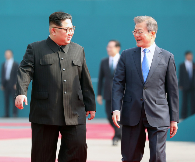 Khoảnh khắc thân mật của hai nhà lãnh đạo Hàn - Triều.