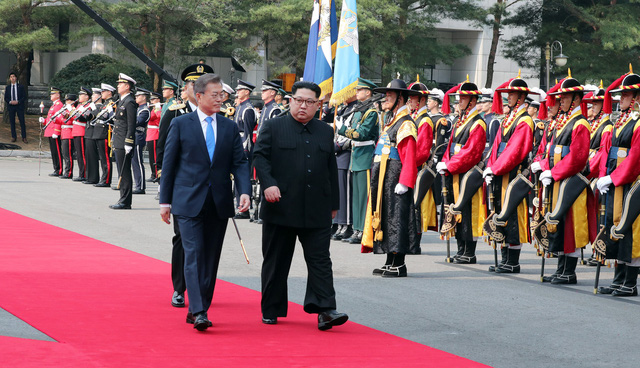 Ông Kim Jong-un sải bước trên thảm đỏ cạnh nhà lãnh đạo Hàn Quốc.