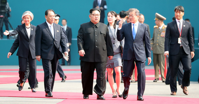 Các trợ lý tháp tùng ông Kim Jong-un trong chuyến đi tới khu phi quân sự liên Triều.