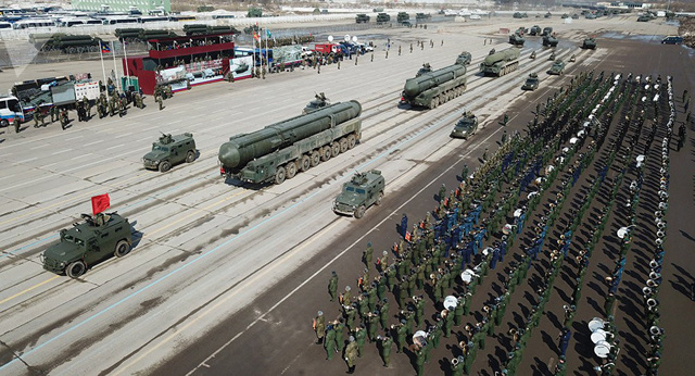 Các phương tiện và vũ khí diễn tập cho lễ diễu binh kỷ niệm Ngày Chiến thắng tại thao trường Alabino. (Ảnh: Sputnik)