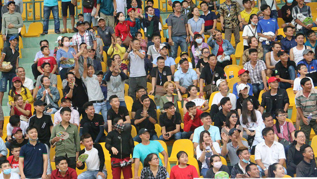 Rất đông khán giả tới sân vận động cổ vũ cho các tay đua