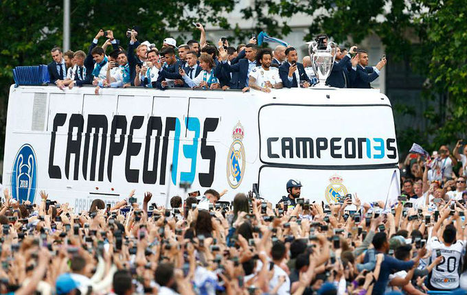Real diễu hành mừng chiếc Cup Champions League thứ 13