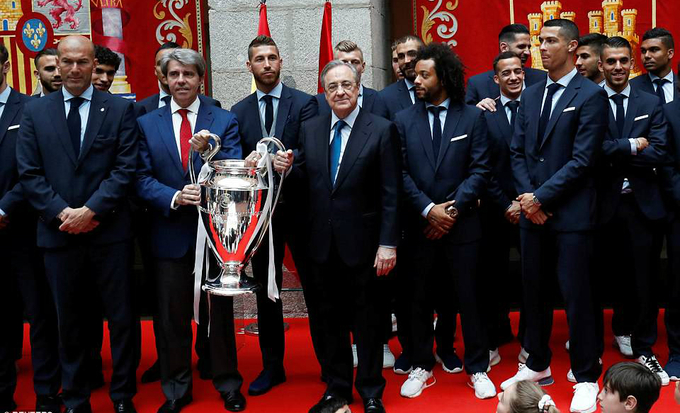 Real diễu hành mừng chiếc Cup Champions League thứ 13