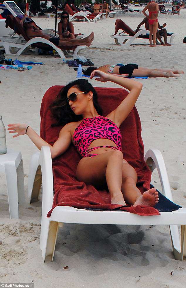   Chloe Goodman nằm thư giãn trên bãi biển Marbella, Tây Ban Nha ngày 30/5 vừa qua  