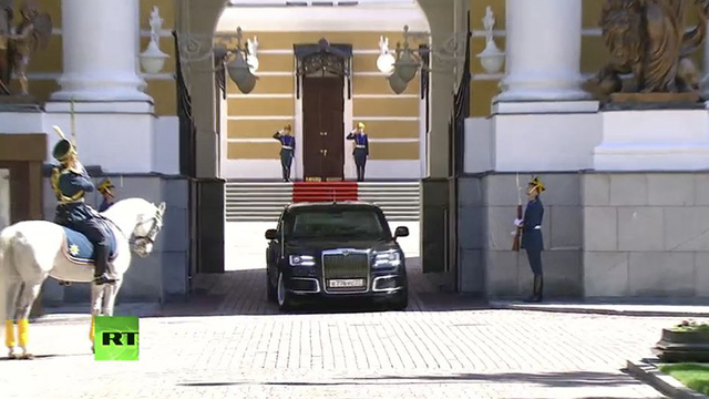 Bộ trưởng Thương mại và Công nghiệp Nga Denis Manturov cho biết mẫu xe limousine dành cho quan chức cấp cao của Nga gần đây đã vượt qua các bài kiểm tra về va chạm và kết quả kiểm tra được đánh giá là “tích cực”.
