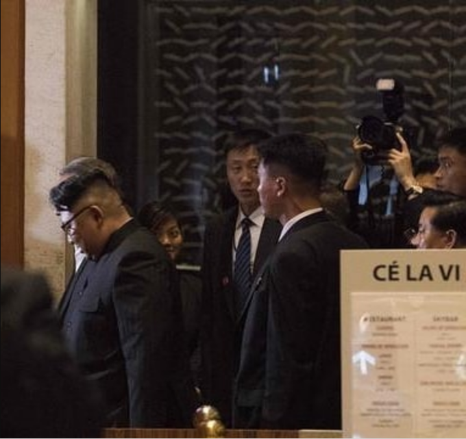 Quán bar Kim Jong-un ghé thăm phải lau sạch mọi dấu tay