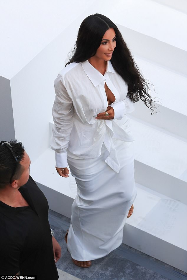   Bộ đồ quá gợi cảm biến Kim Kardashian thành tâm điểm thu hút sự chú ý  