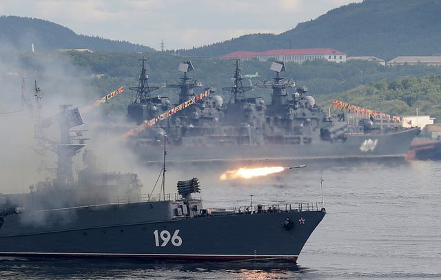 Tàu săn ngầm Snezhnogorsk phô diễn sức mạnh hỏa lực.